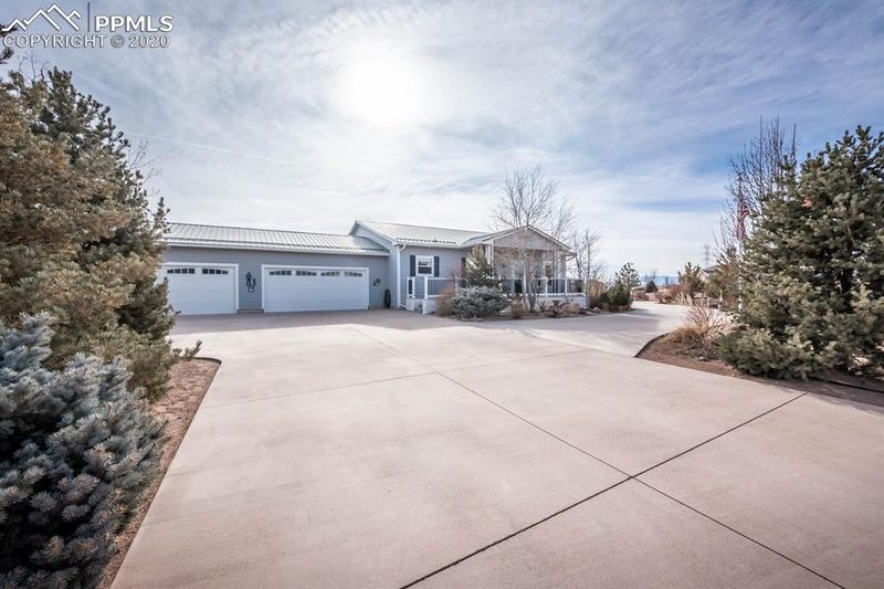 1104 E Canary Dr, Pueblo, CO 81007