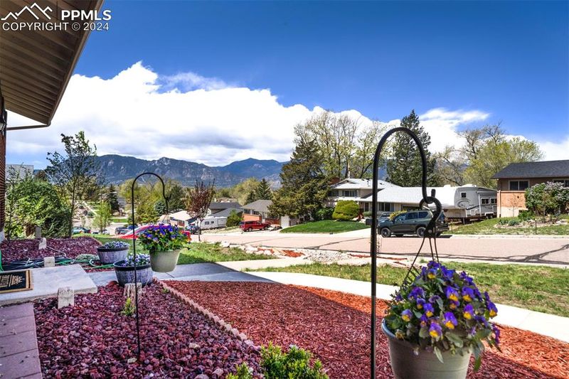 1127 Server Dr, Colorado Springs, CO 80910