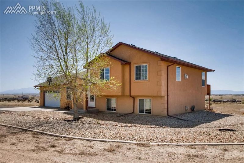1167 Red Granite Ln, Pueblo, CO 81007