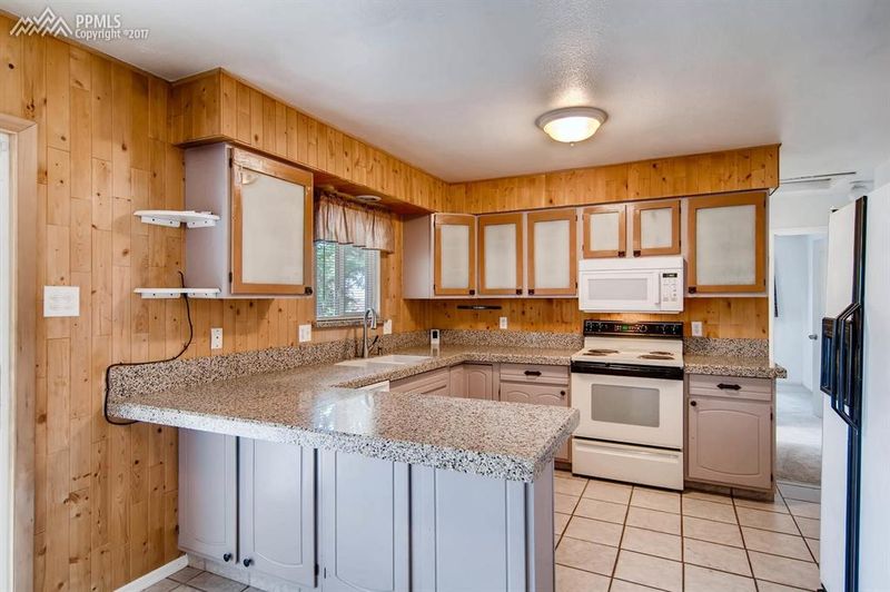 117 La Rochelle Dr, Pueblo, CO 81005
