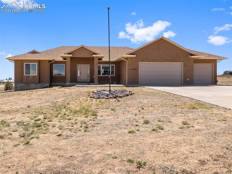 1194 E Gunpowder Ln, Pueblo, CO 81007