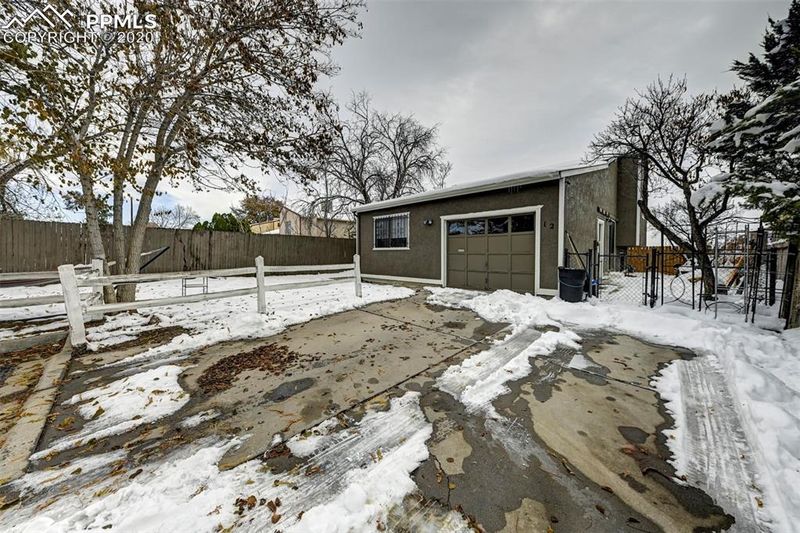 12 Heatherwood Ln, Pueblo, CO 81008