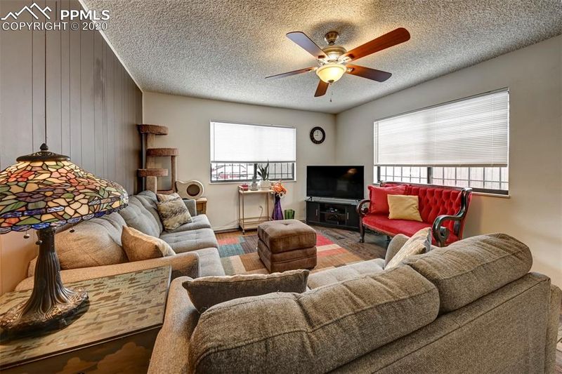 12 Heatherwood Ln, Pueblo, CO 81008