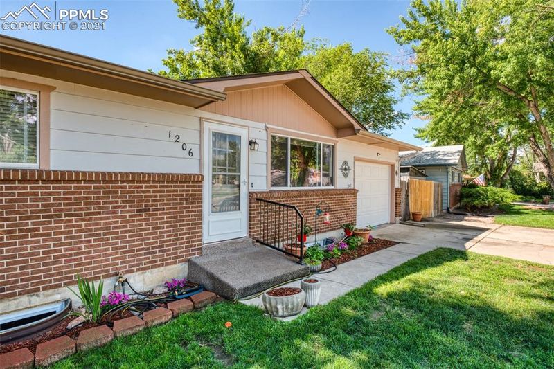 1206 De Reamer Cir, Colorado Springs, CO 80915