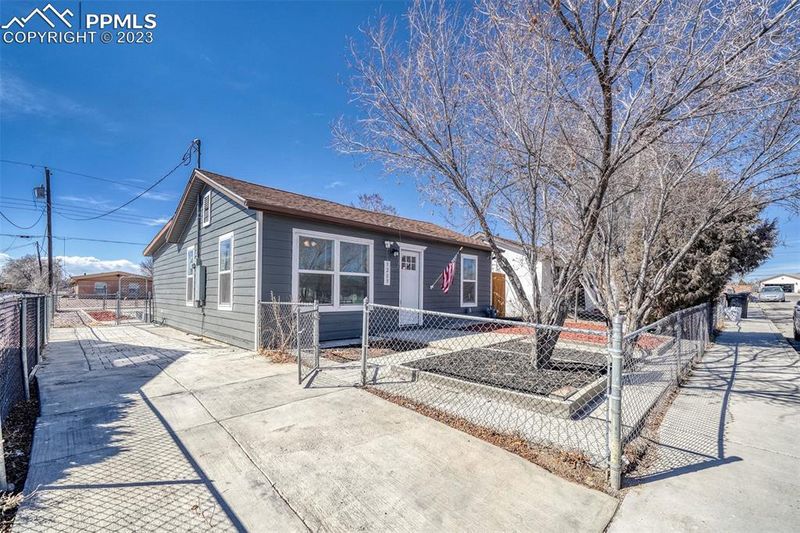 1209 Deane Ln, Pueblo, CO 81001