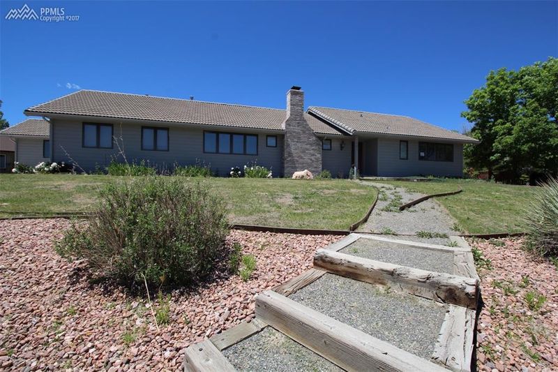 121 Sunbird Cliffs Ln, Colorado Springs, CO 80919
