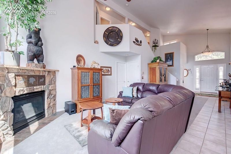 1268 Valley View Dr, Larkspur, CO 80118