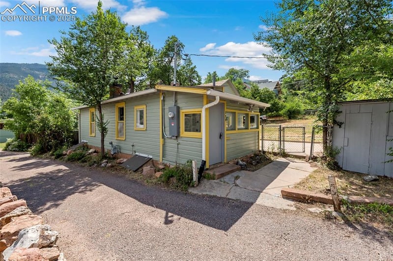 128 Cave Ave, Manitou Springs, CO 80829