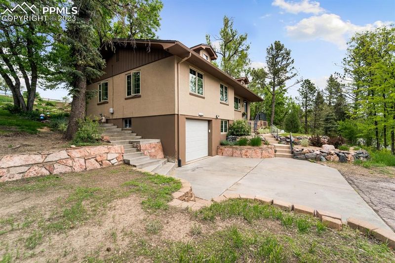 1328 Cheyenne Blvd, Colorado Springs, CO 80906