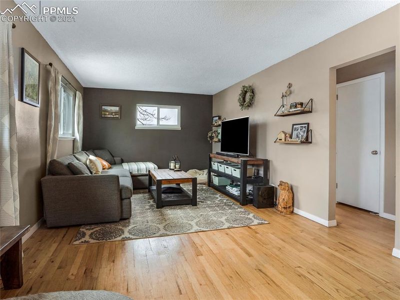 1332 Mcarthur Ave, Colorado Springs, CO 80909