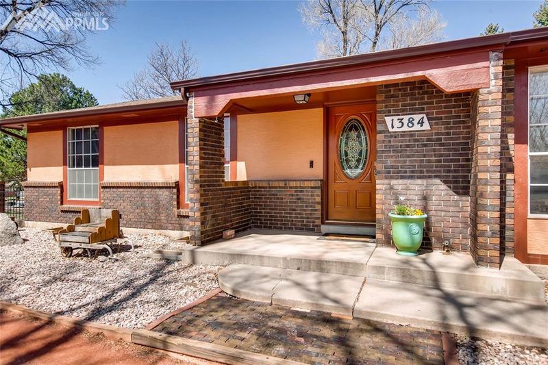 1384 Ginny Ln, Colorado Springs, CO 80918