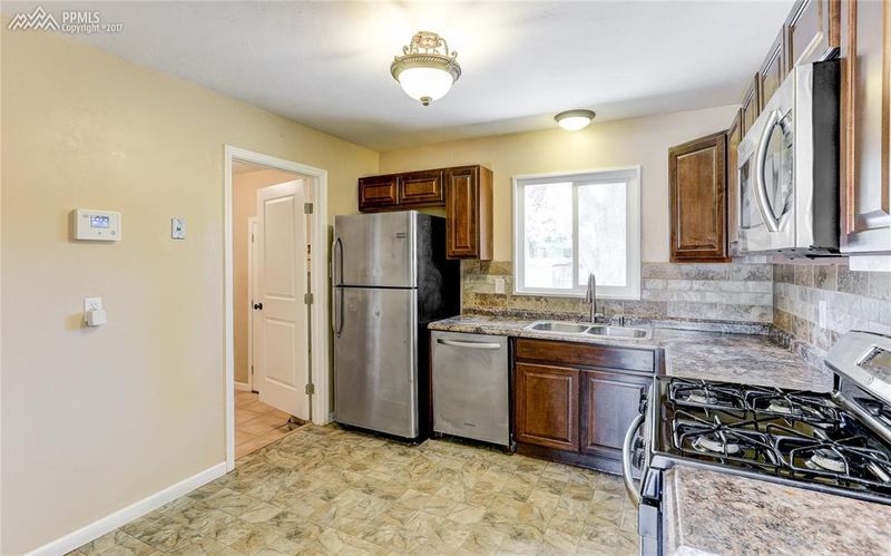 140 Rose Dr, Colorado Springs, CO 80911