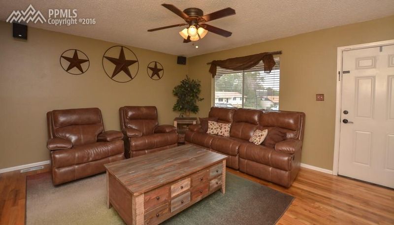 1419 Yosemite Dr, Colorado Springs, CO 80910