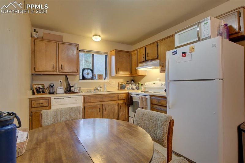 1450 Hathaway Dr, Colorado Springs, CO 80915