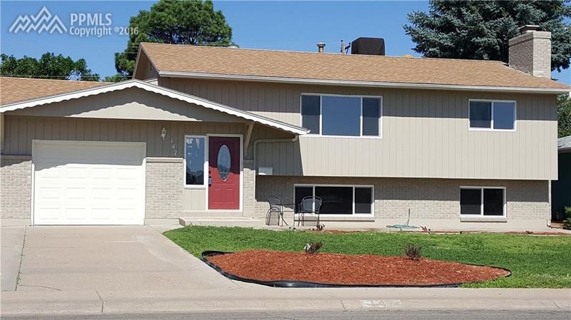147 University Cir, Pueblo, CO 81005