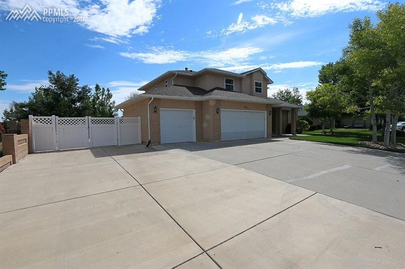 150 Alhambra Dr, Pueblo, CO 81005