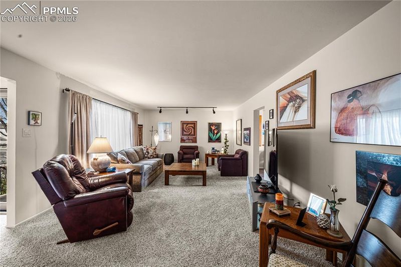 1512 Alexander Cir, Pueblo, CO 81001