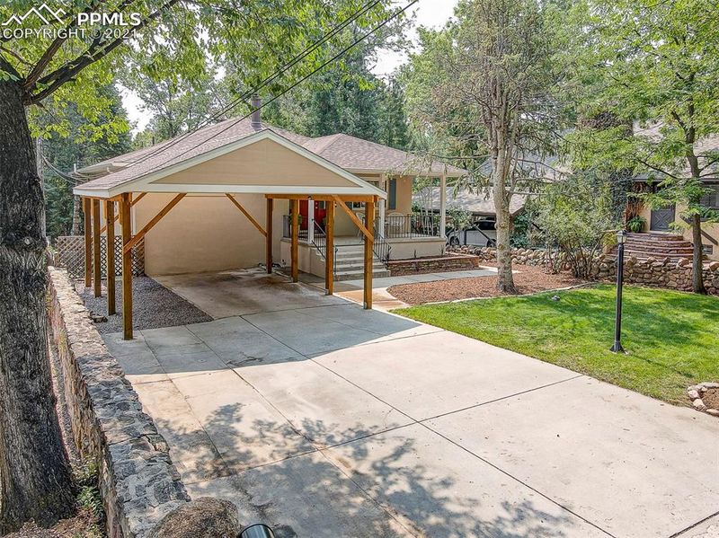 1513 Cheyenne Blvd, Colorado Springs, CO 80906