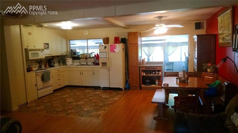 1515 Bunker Hill Rd, Pueblo, CO 81001