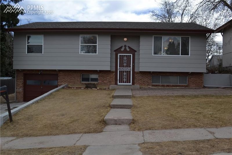 1527 Server Dr, Colorado Springs, CO 80910