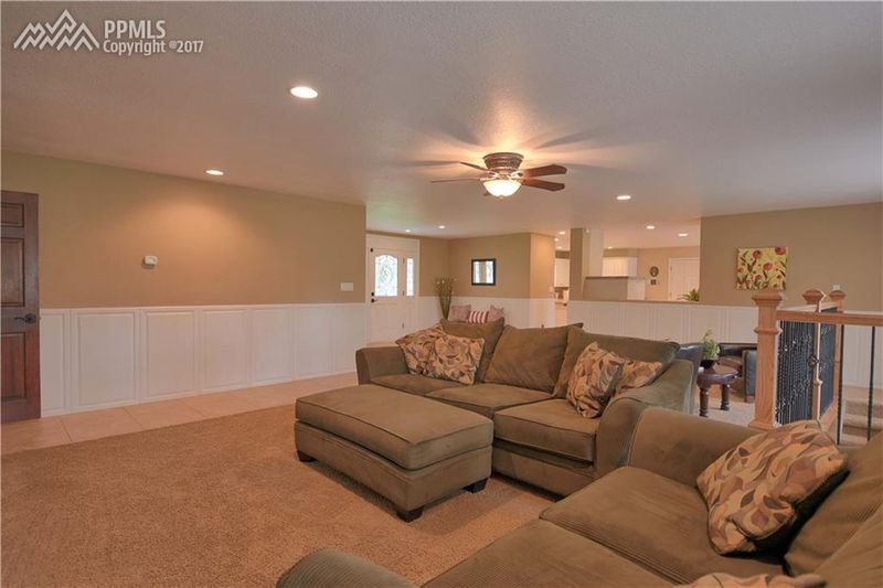 17 Heather Dr, Colorado Springs, CO 80906