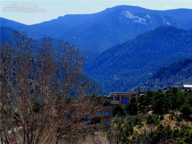 17 Sandra Ln, Manitou Springs, CO 80829
