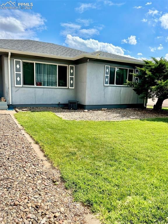 1738 Mackenzie Rd, Pueblo, CO 81001