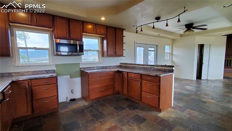 1845 Mesa Rd, Colorado Springs, CO 80904