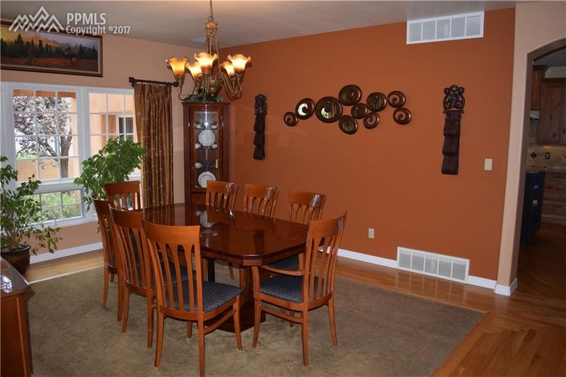 186 Alhambra Dr, Pueblo, CO 81005