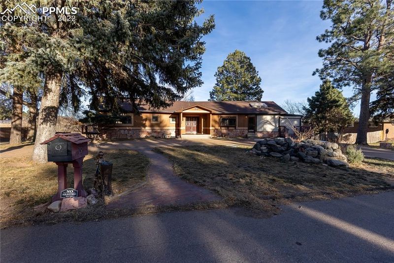 19 Crescent Ln, Colorado Springs, CO 80904