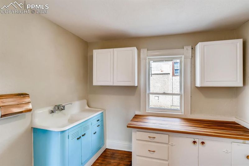 1908 N Chestnut St, Colorado Springs, CO 80906