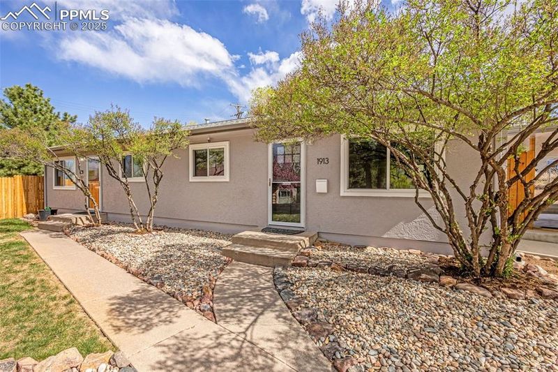 1911 Cascade Ln, Colorado Springs, CO 80906