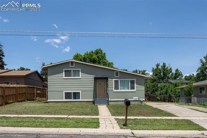 1926 Preuss Rd, Colorado Springs, CO 80910
