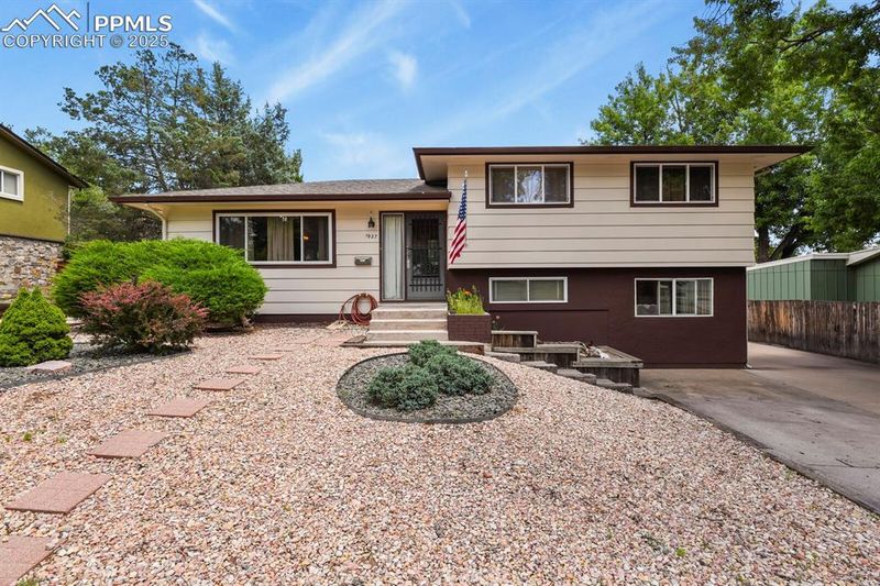 1927 Snyder Ave, Colorado Springs, CO 80909