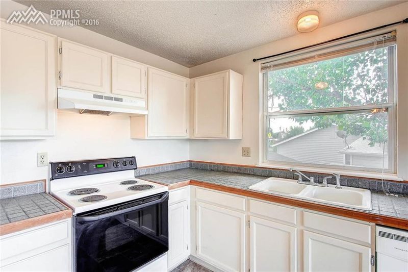 1930 Doherty Dr, Colorado Springs, CO 80916