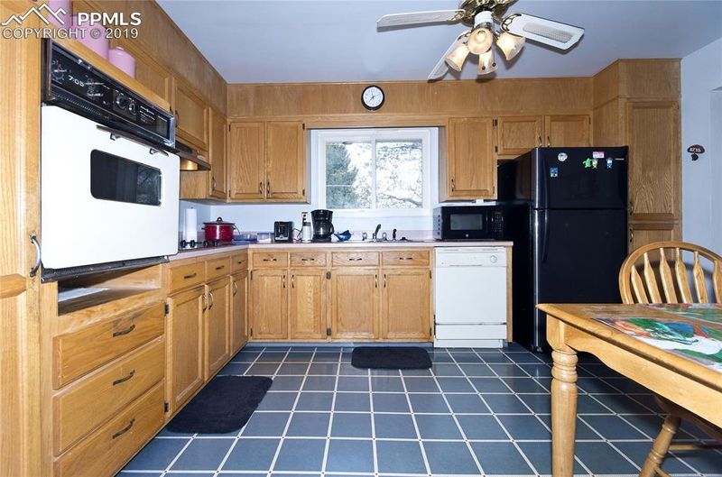 1946 Warwick Ln, Colorado Springs, CO 80909