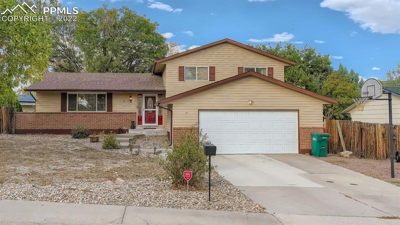 2 Dover Ln, Pueblo, CO 81001