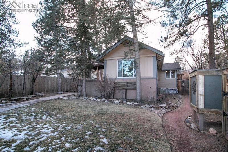 2 Stratton Ave, Colorado Springs, CO 80906