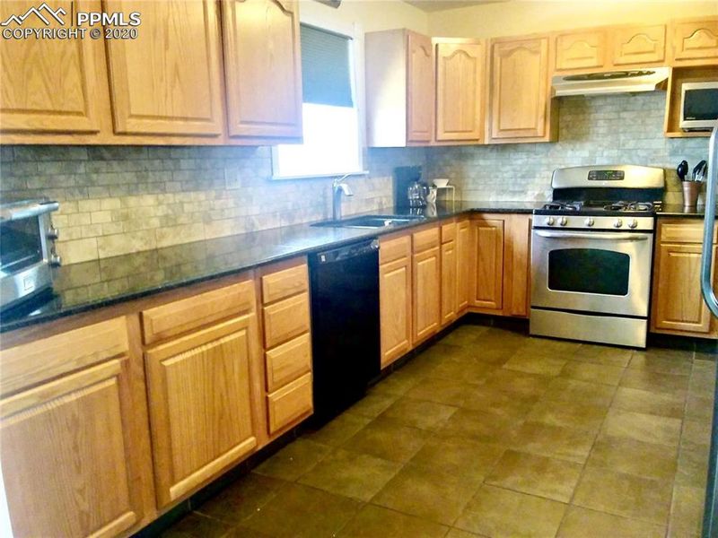 2002 Northglen Dr, Colorado Springs, CO 80909