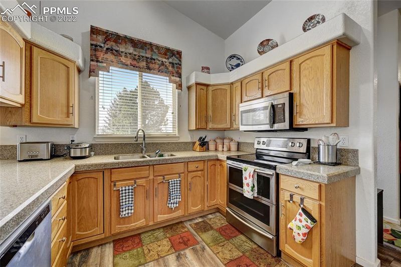 2010 Summerset Dr, Colorado Springs, CO 80920