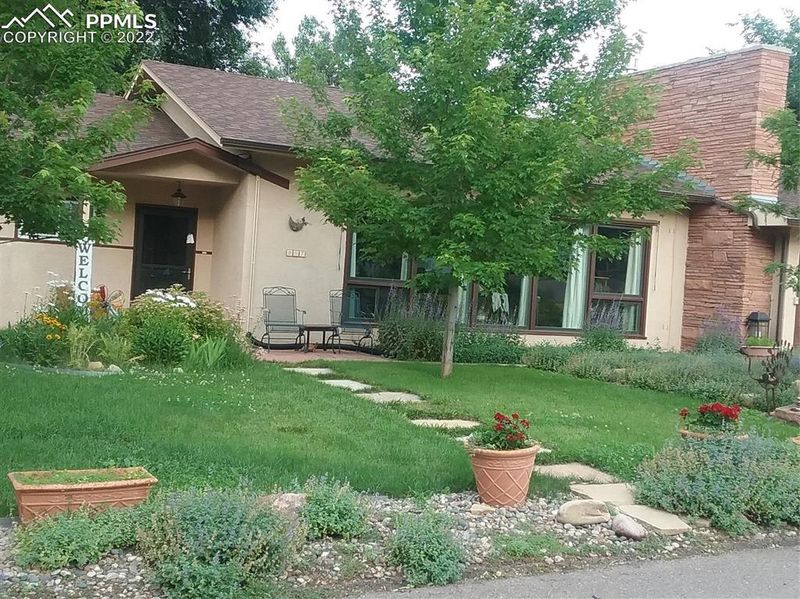 207 Crestmoor Dr, Colorado Springs, CO 80906