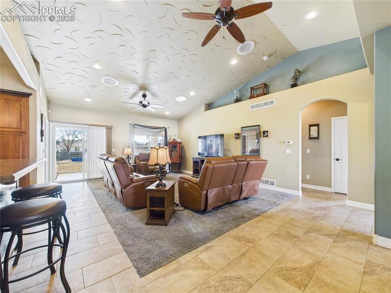 2084 Iris Rd, Pueblo, CO 81006