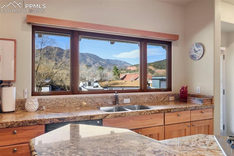 21 Crystal Park Rd, Manitou Springs, CO 80829