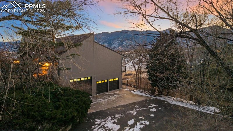 2190 Mesa Rd, Colorado Springs, CO 80904
