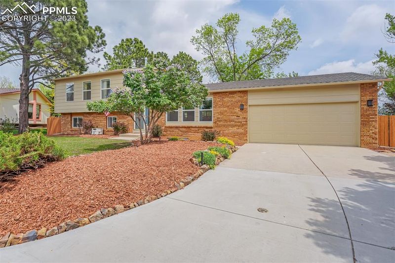 220 Silver Spring Dr, Colorado Springs, CO 80919
