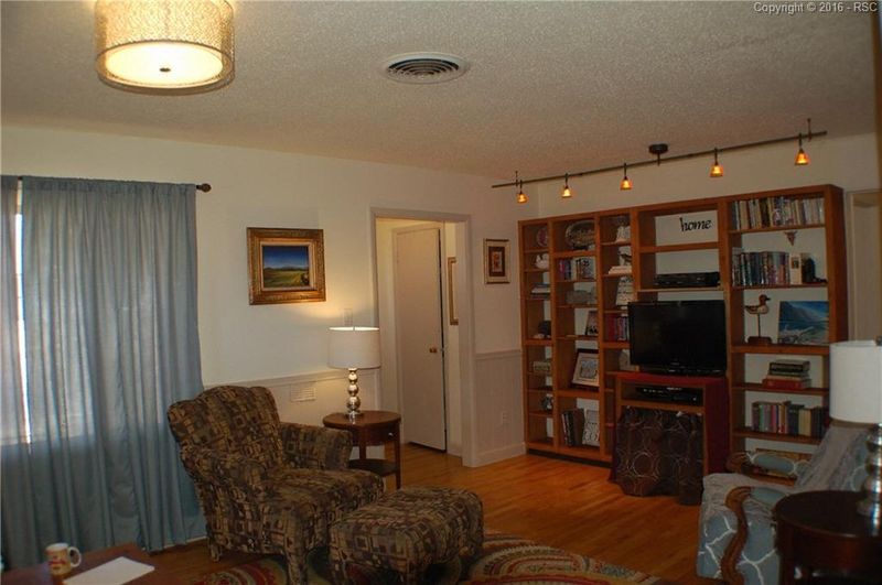 2206 Coronado Rd, Pueblo, CO 81003