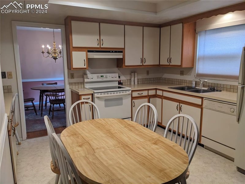 2215 Northglen Dr, Colorado Springs, CO 80909