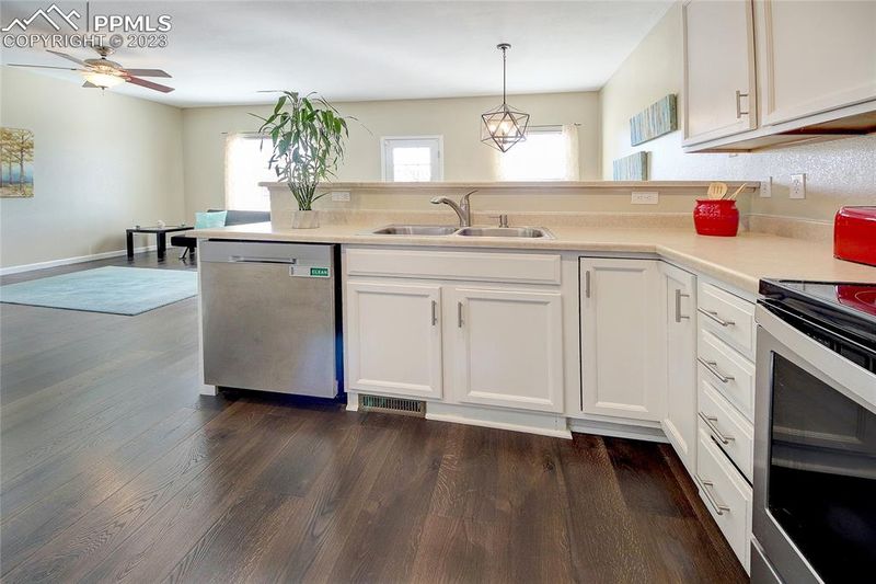 2225 Evesham St, Colorado Springs, CO 80910