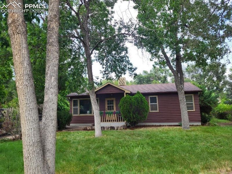 2233 Daniel Rd, Pueblo, CO 81006