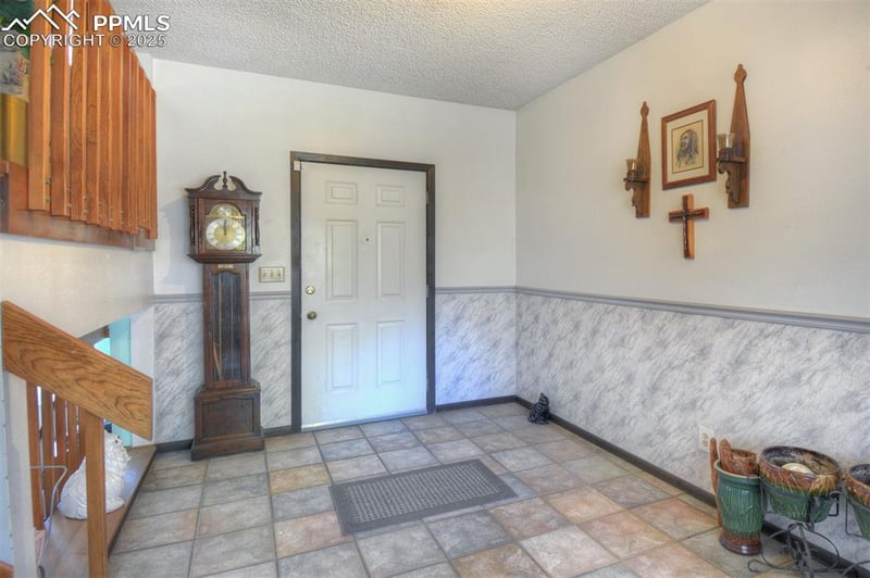 2233 Farnsworth Dr, Colorado Springs, CO 80916